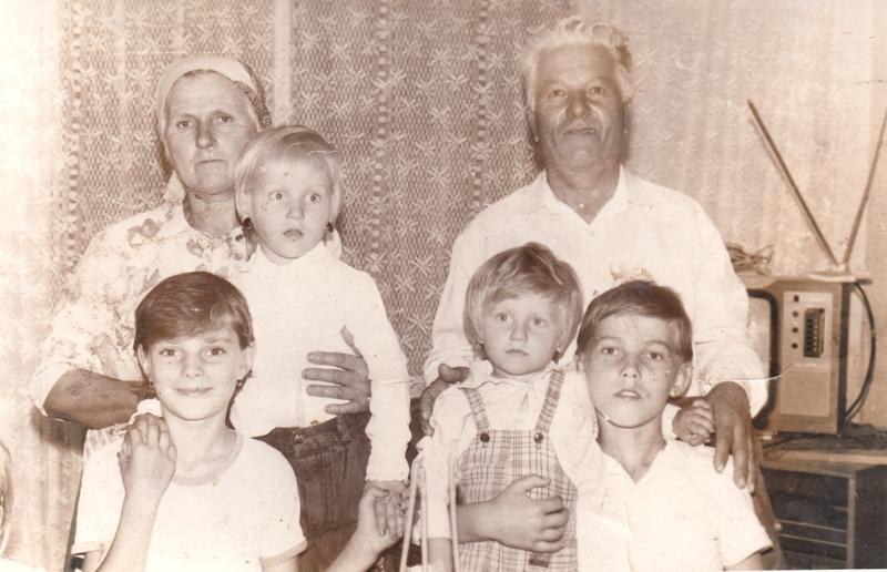 An necunoscut | Neculai şi Rozica Ichim cu nepoţii Luminiţa, Dănuţ, Angelica şi Marius