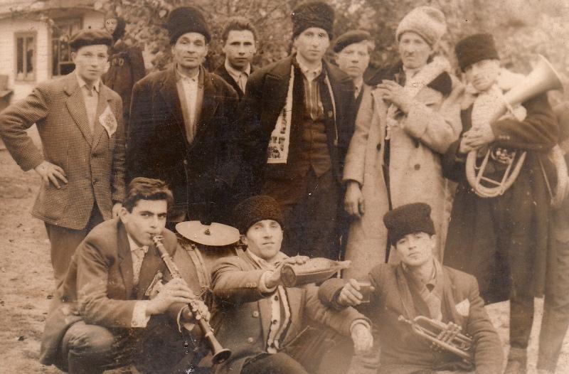 An necunoscut | Cu: Gheorghe Ignat, Petru Ichim, Costică roşu, Surdu Gheorghe, Mancaş Costică, Costică Ichim, Gheorghe Zmău şi Gheorghe Varvara