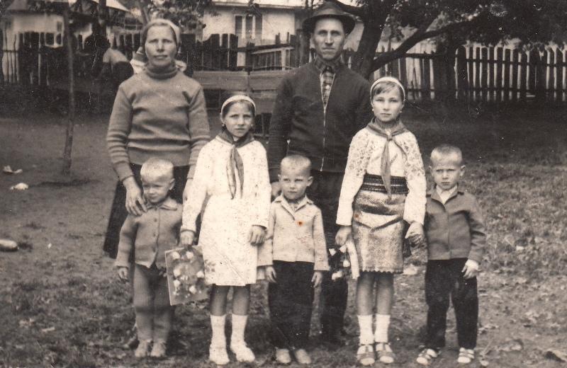 An necunoscut | Cu: Elena şi Petru Ichim împreună cu copiii Maricica, Cecilia, Ionel, Petrică şi Mihai