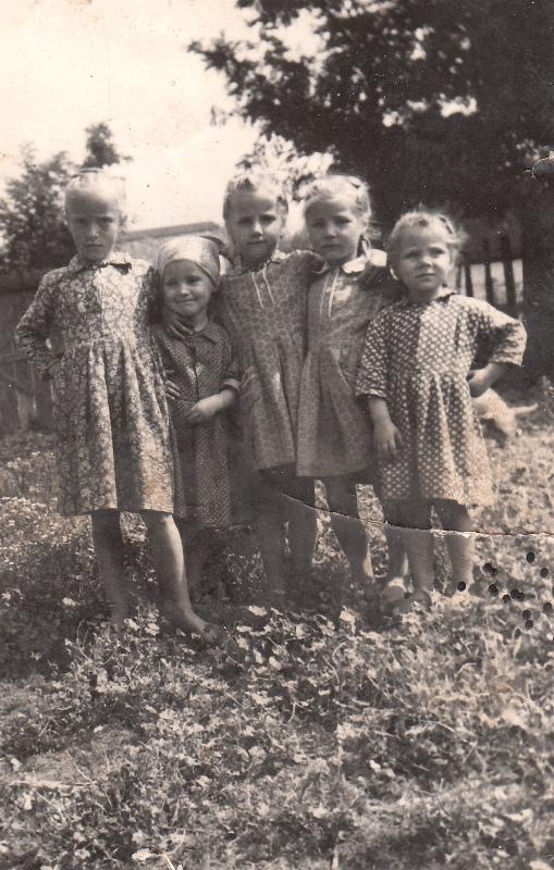 An necunoscut | „Maria, Lăcrămioara, Angelica, Maricica şi Celuca din Poieniţa” (însemnare pe fotografie)