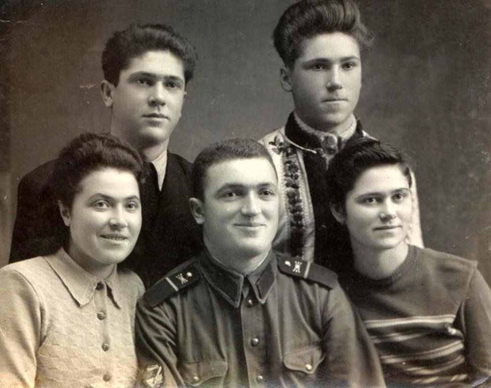 20 decembrie 1954, Paşcani | „Amintire din concediu” cu Roşu Petrea împreună cu fraţii Elena, Olga, Vasile şi Pavel – Foto Mişu, Paşcani |  Arhiva personală Roşu Petrea