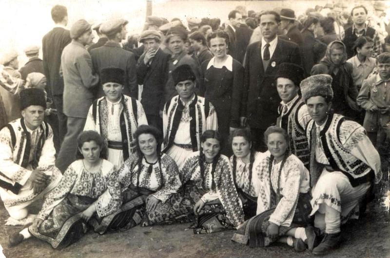 1 mai 1954, Paşcani | cu Ileana Roşu | Arhiva personală Roşu Petrea