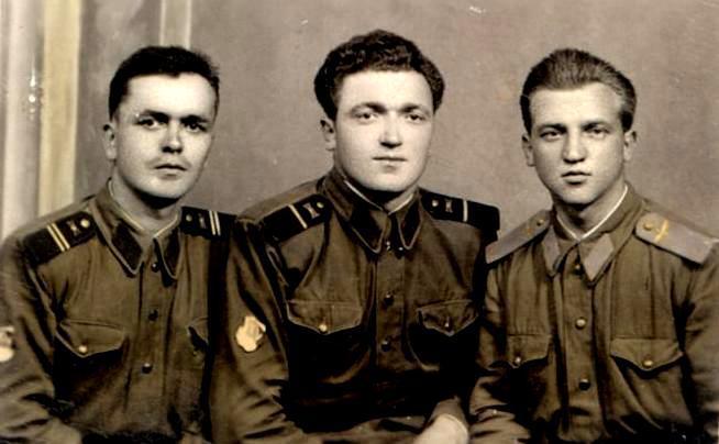 25 mai 1955, Bucureşti | Roşu Petrea (în mijloc) – Foto Digulescu, Cotroceni