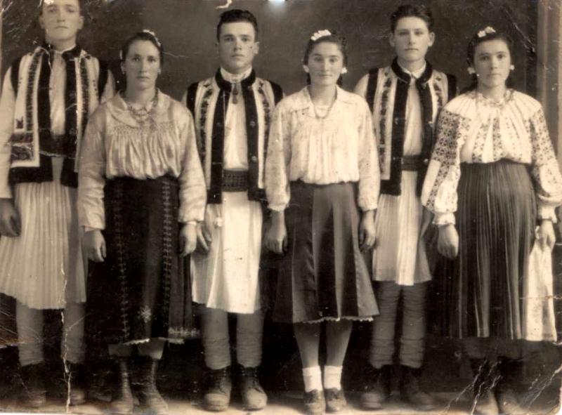 20 mai 1950, Paşcani | Roşu Petru (18 ani), ChihaiaVasile (20 ani), Amariei Vasile (20 ani), Chihaia Mărgărinta (20 ani), Chelaru Mariţa (20 ani), Zmău Tasia (17 ani) – Foto Mişu Paşcani | Arhiva personală Roşu Petrea
