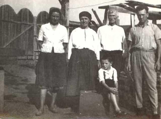 1963, Poieniţa | Aneta şi Petrea Roşu, fiul lor Dan (5 ani) şi părinţii Gheorghe şi Maria Roşu | Arhiva personală Roşu Petrea