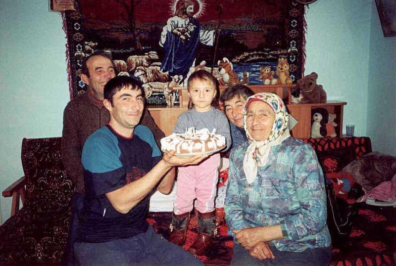 Poieniţa | Lucica Tănase († 2014) împreună cu nepoţii | Arhiva personală Maftei Vasilică