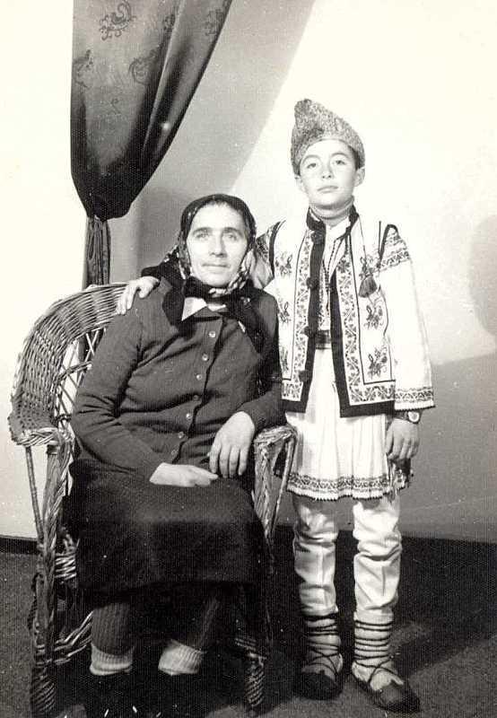 Foto nedatată | Lucica Tănase († 2014) alături de nepotul Vasilică Maftei| Arhiva personală Maftei Vasilică