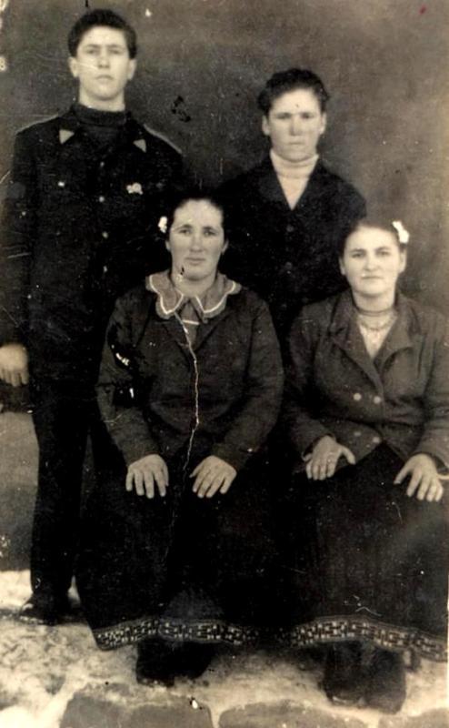 7 februarie 1955, Paşcani | „Fraţii mei şi verişoarele mele: Vasilică, Pavel, Tasia şi Domnica” (însemnare pe fotografie)| Arhiva personală Roşu Petrea
