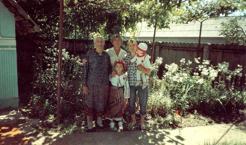 Poieniţa | 3 generaţii: Lucica Tănase († 2014), Elena Maftei, Mihaela Maftei cu fetiţele Andreea şi Gabriela| Arhiva personală Maftei Vasilică