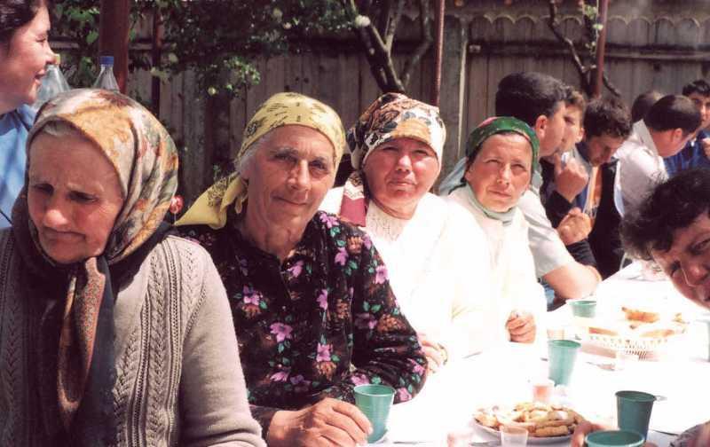 Poieniţa | Lucica Tănase (+ 2014) împreună cu sora Maria Baba (în plan secund) | Arhiva personală Maftei Vasilică