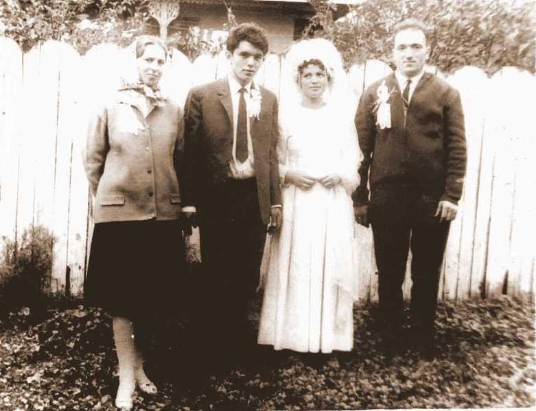 1 septembrie 1968 | Fam. Roşu Petrea şi Aneta (naşii) şi mirii Costică şi Lenuţa Enachi | Arhiva personală Roşu Petrea