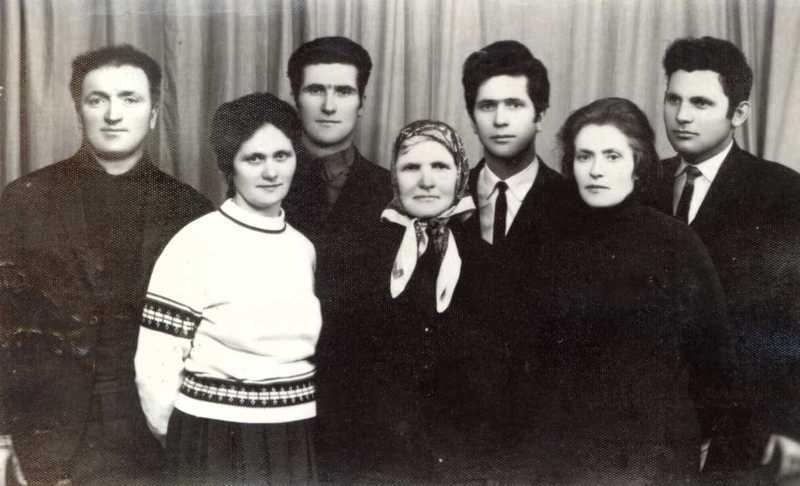 20 februarie 1971 | “Mama cu băieţii şi ginerele” (însemnare pe fotografie) cu Roşu Maria (în mijloc), Roşu Petrea (38 ani), Roşu Vasile (34 ani), Roşu Pavel (32 ani), Roşu Elena (41 ani), Roşu Olguţa (36 ani),...