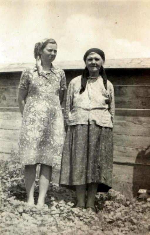 1975, Poieniţa | Aneta Roşu (stânga) şi Maria Roşu | Arhiva personală Roşu Petrea