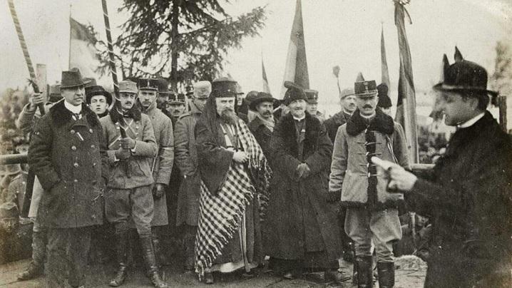 Episcopul Greco-catolic Iuliu Hossu citeşte proclamaţia de unire a Transilvaniei cu România